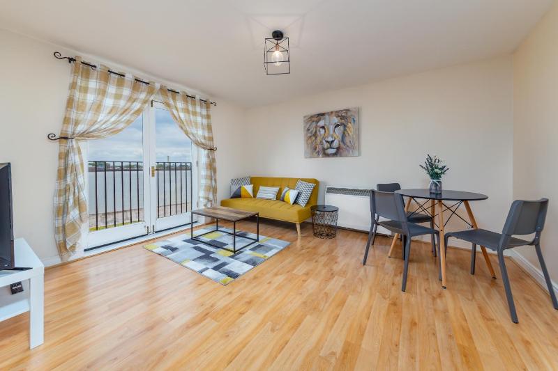 Suites by Rehoboth - 23 Thames View - Upper - Woolwich — отель с удобным расположением в Лондоне