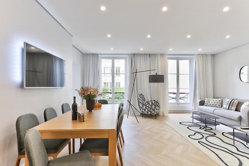 127 - Urban Beautiful 4BR in Montorgueil — забронировать отель в Париже