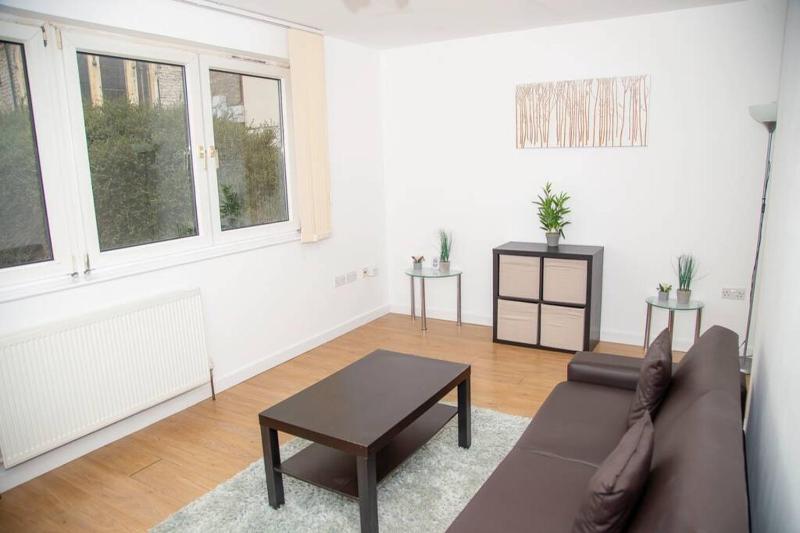 Shoreditch Hoxton Large 3 Bed Garden Flat FREE PARKING AOR ONLY — отель с удобствами в Лондоне