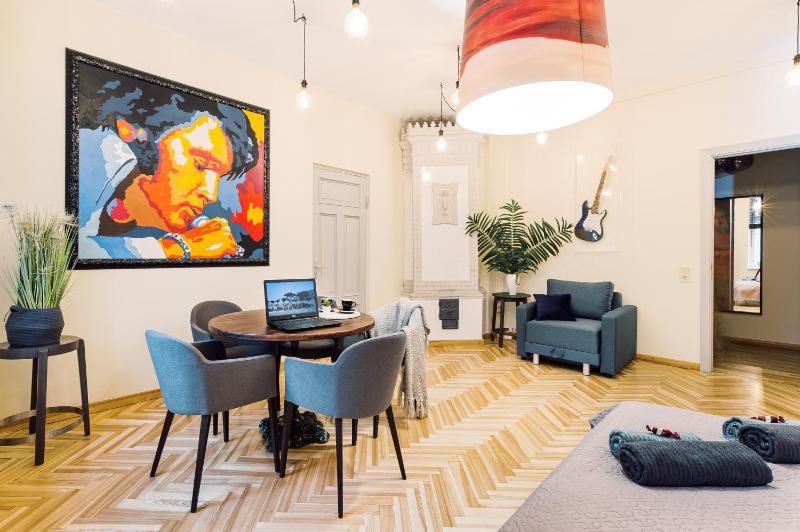 ELVIS apartment/11 beds/6 bedrooms/Riga Old Town — отель с удобным расположением в риге