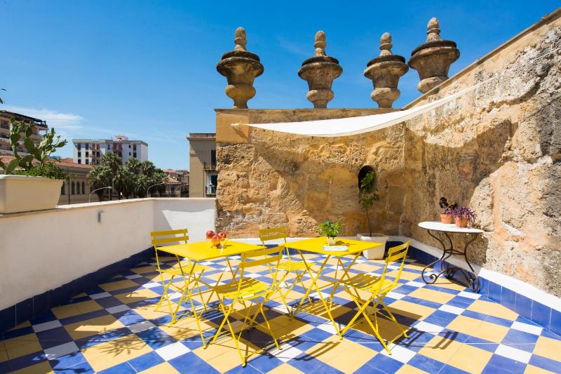 Amazing apartment with terrace on the historical Porta Carini by Wonderful Italy — отель с удобствами в Палермо