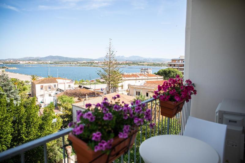 Antares Rooms a Olbia - Elegante apt vista porto