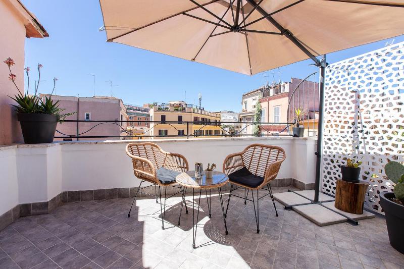 Casina Monti Penthouse Terrazza w Stunning Views — забронировать отель в Риме