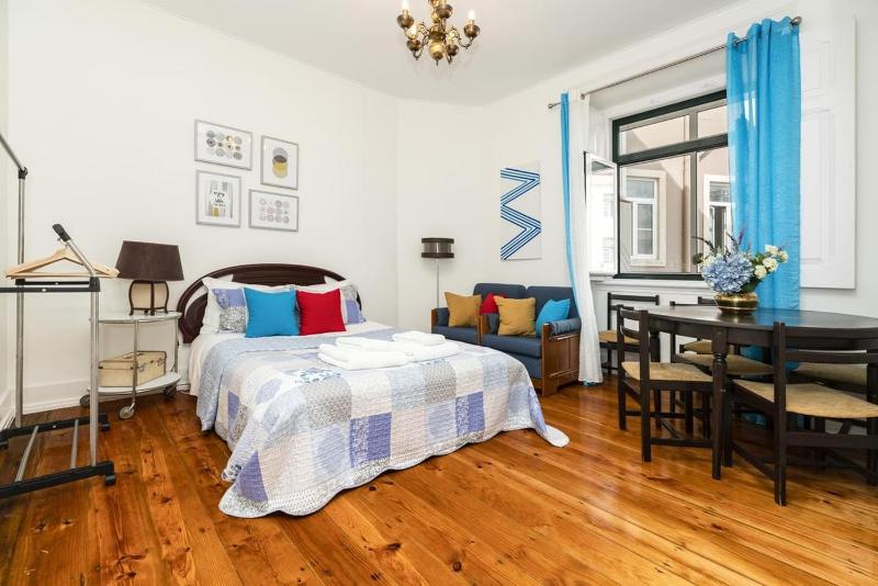 Цены на Classy and modern amzing double Room Retro in Central Lisbon, With shared Bathroom в Лиссабоне