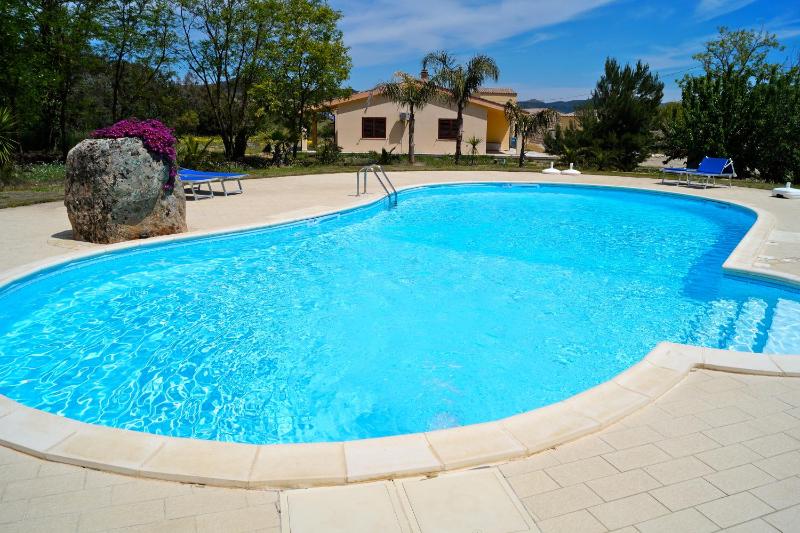 Rocce Bianche ad Arbus - Idilliaco Agriturismo con Piscina