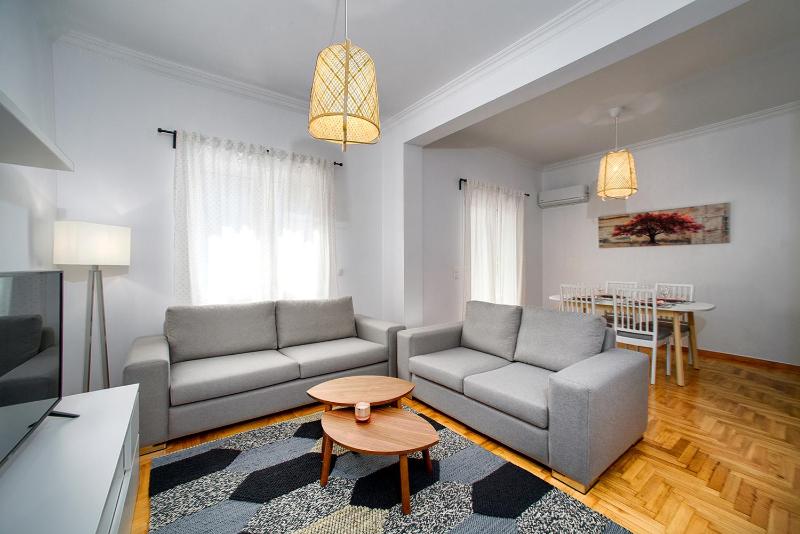 Acropolis area family friendly 2bdr apartment — отель с удобным расположением в Афины