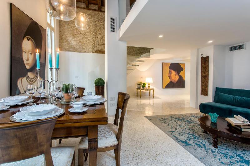 Цены на ItaliaHaus - Ca' Olivo loft with canal view in Rialto Venice в Венеции