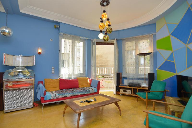 Athens Designer's home 3 min to Monastiraki metro — комфортный отель в Афины
