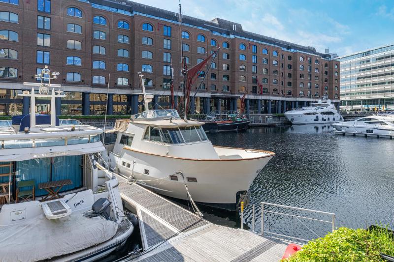 Цены на Rustic 2-bed houseboat on the River Thames, in East London в Лондоне