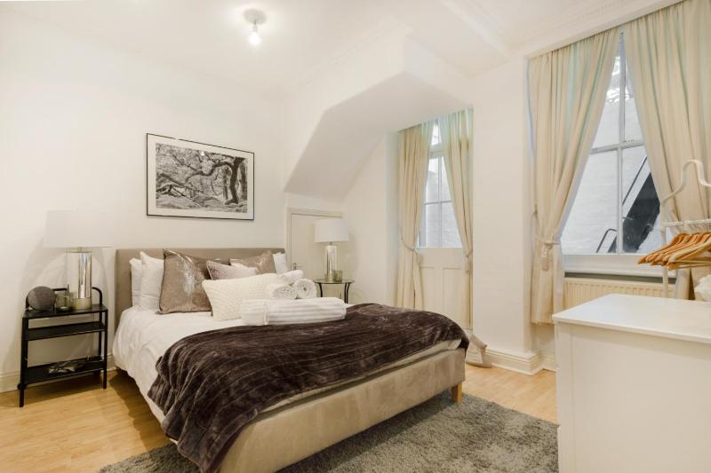 Цены на Discounted Flat W Lovely Terrace Near King's Road в Лондоне