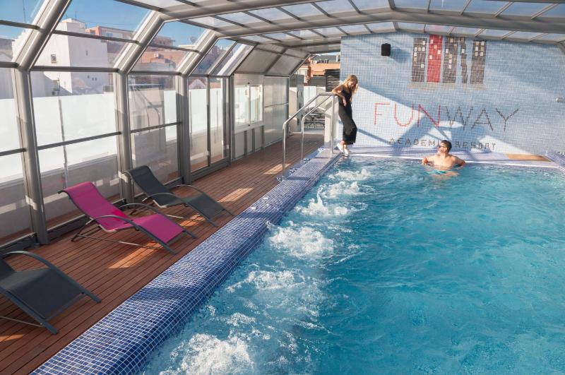 Funway Academic Resort — отель в Мадриде, Испания