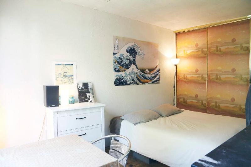 Charming Bright Apartment Near Montmartre — отель с удобным расположением в Париже