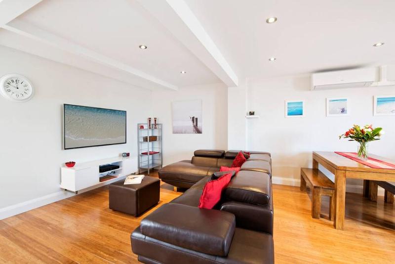 Lovely Modern Coogee Apartment — отель с удобным расположением в Сиднее
