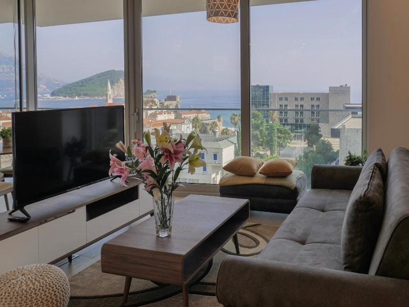 Superior one bedroom apartment with Sea & Old Town view — забронировать отель в Будва