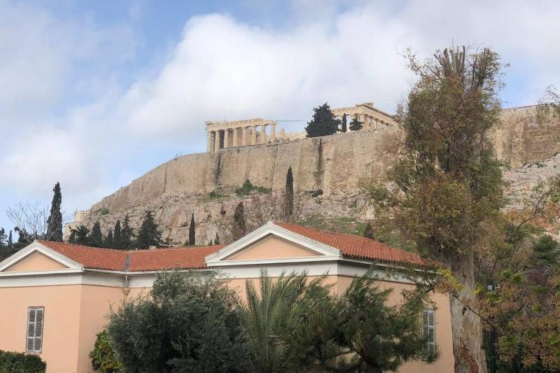 Acropolis View Huge Apartment - Centrally Located — отель с удобным расположением в Афины