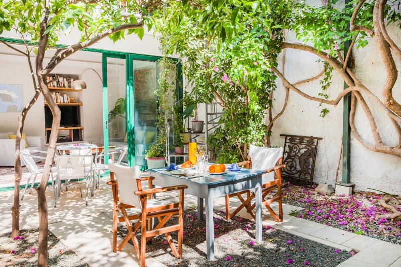 Athenian Yard Near Acropolis — отель с удобствами в Афины