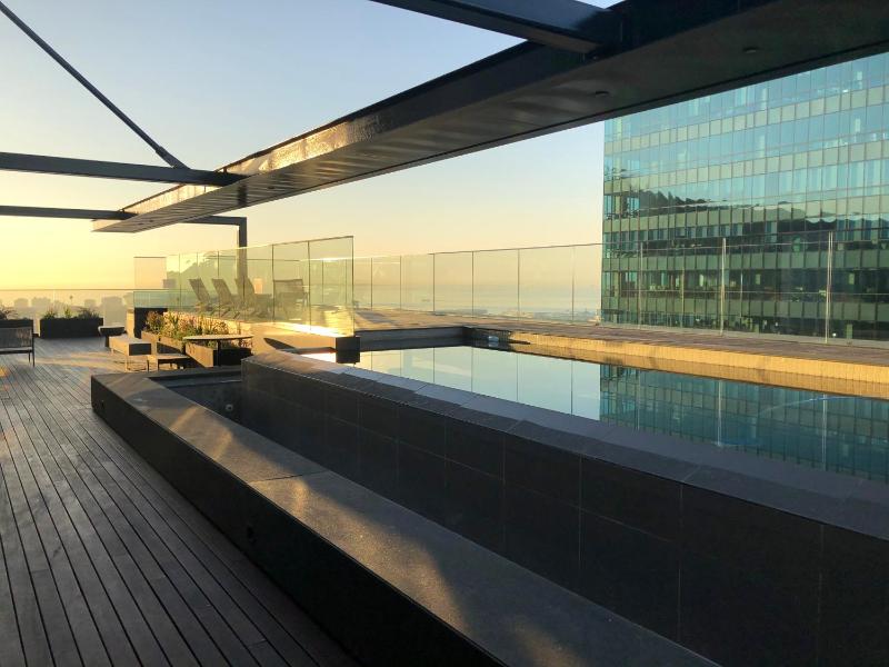 16 on Bree luxury studio apartment with city mountain views — забронировать отель в Кейптауне