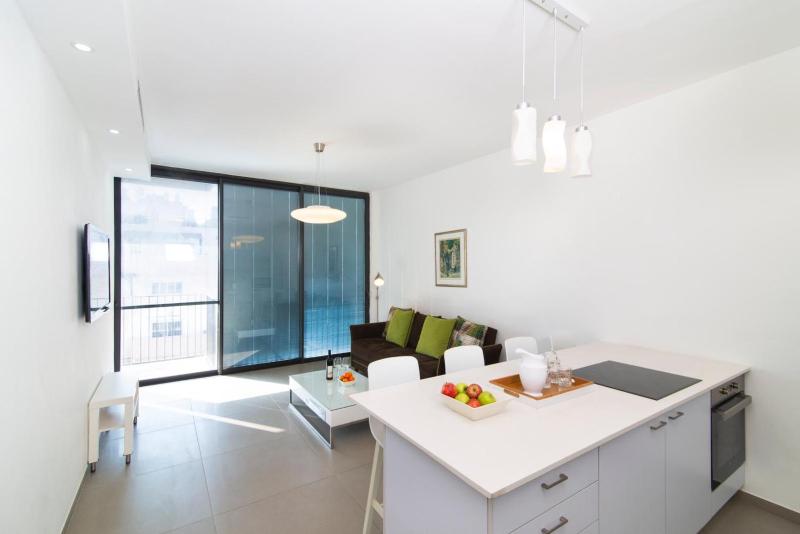 Hilton Bay apartment with the shelter — отель с удобствами в Тель-Авиве
