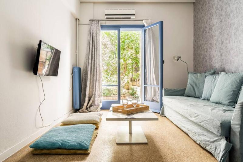 Downtown Apt with Garden in PLAKA (+Netflix) — отель в Афины, Греция