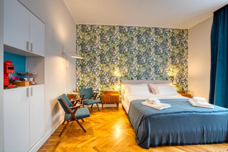 Dimora Claudia - elegante matrimoniale con bagno, private rooms, self check in, no reception — комфортный отель в Милане