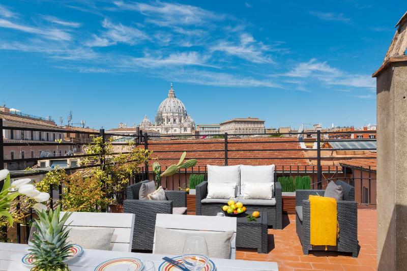 Unique view over St. Peter's Dome! — отель с удобствами в Риме