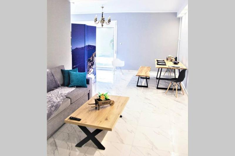 Athens Central 3BD Apartment next to Metro Luxury — отель с удобствами в Афины