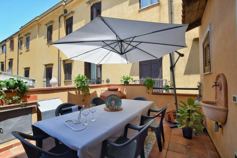 Цены на IFlat Casa Teso con terrazza sui tetti в Палермо