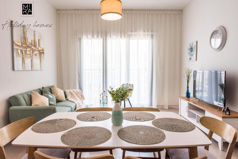 Mira Holiday Homes - 2 bedroom Hayat Boulevard in Townsquare - Great Family Activities — комфортный отель в Дубае