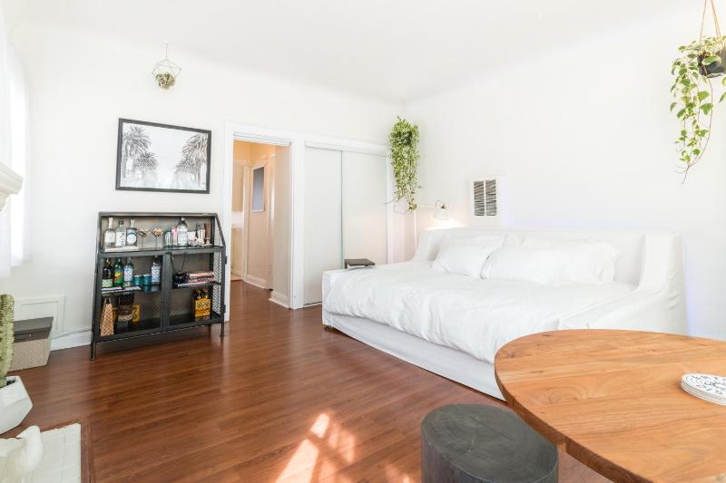 Sunny Boho Chic West Hollywood Flat! — забронировать отель в Лос-Анджелесе