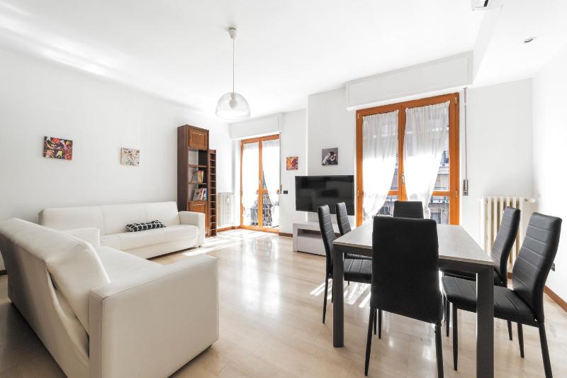 Cenisio M5 Lovely Apartment - with balcony! — забронировать отель в Милане