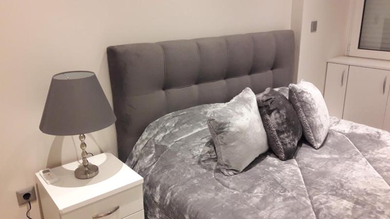 Acropolis-view brand new modern apartment at Ermou — отель в Афины, Греция