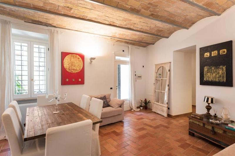 Idyllia - lovely Colosseum loft apartment — забронировать отель в Риме