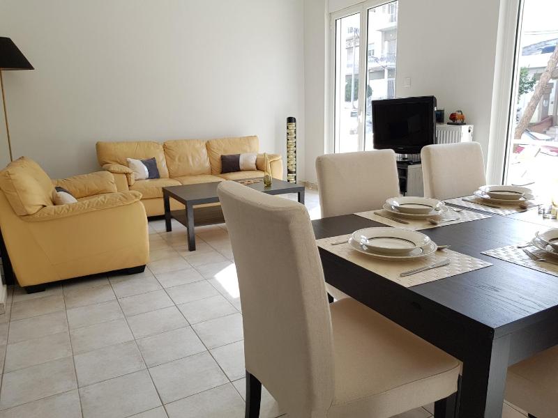 Comfortable Large Apartment — забронировать отель в Афины