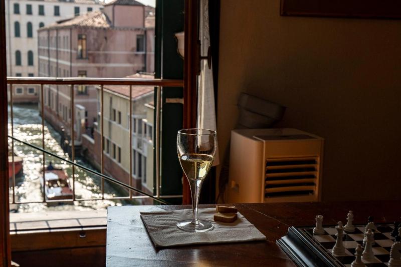 Цены на Ca' Cappello Venetian Apartment M02074212072 в Венеции