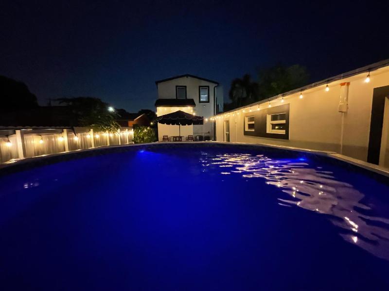 Large Miami Home Sleeps 22! — комфортный отель в Майами