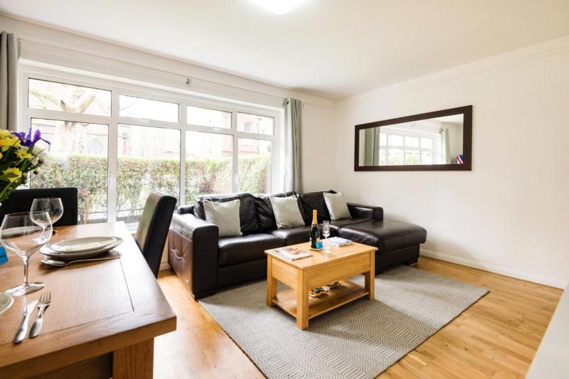 Bright and Spacious Philbeach Garden Apartment — забронировать отель в Лондоне