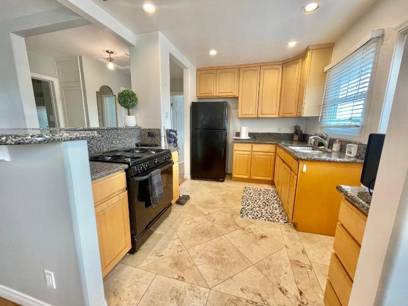 Цены на Rustling Leaves 2bd/1 ba Upstairs Parking/Laundry в Лос-Анджелесе