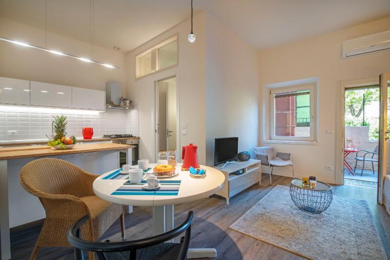 SNUG APARTMENT WITH PRIVATE COURTYARD M0270422677 — забронировать отель в Венеции
