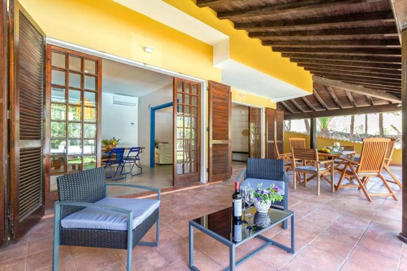 Domus 81 a Sassari - Lussuosa villa con piscina privata