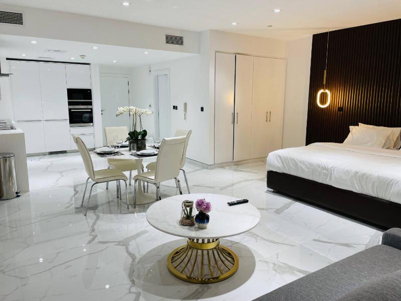 Luxury Casa Premium Studio Apartments - with Full Kitchen, Balcony at JBR Beach — отель с удобствами в Дубае