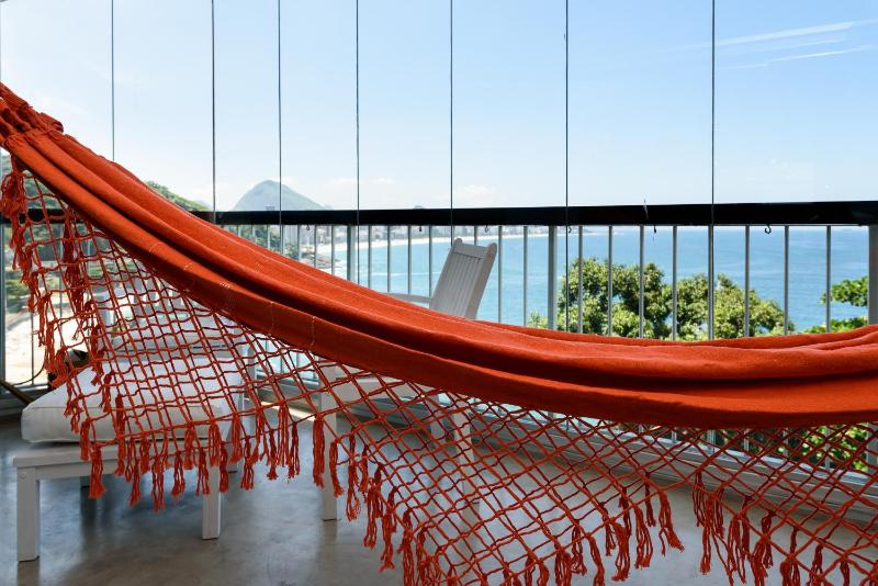 Ocean Blue Moderno Av Niemayer Vista Espetacular colado no Leblon em frente a Escola Stella Maris Garagem Internet Super Veloz 2 Smart TVs Piscina Sauna — отель в Рио, Бразилия