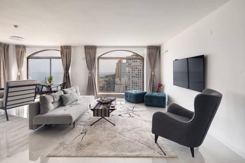 Luxury Sea View 2BR + Balcony & Pool - BerryStays — отель в Тель-Авиве, Израиль