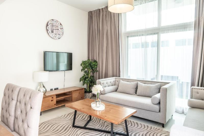 Hot Price 3BR Villa with Private Patio At Damac Hills 2 — отель с удобствами в Дубае