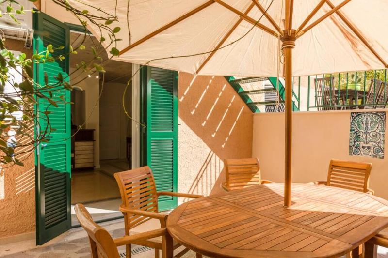 RomAntica Apartment with Dehors near San Giovanni — отель с удобствами в Риме