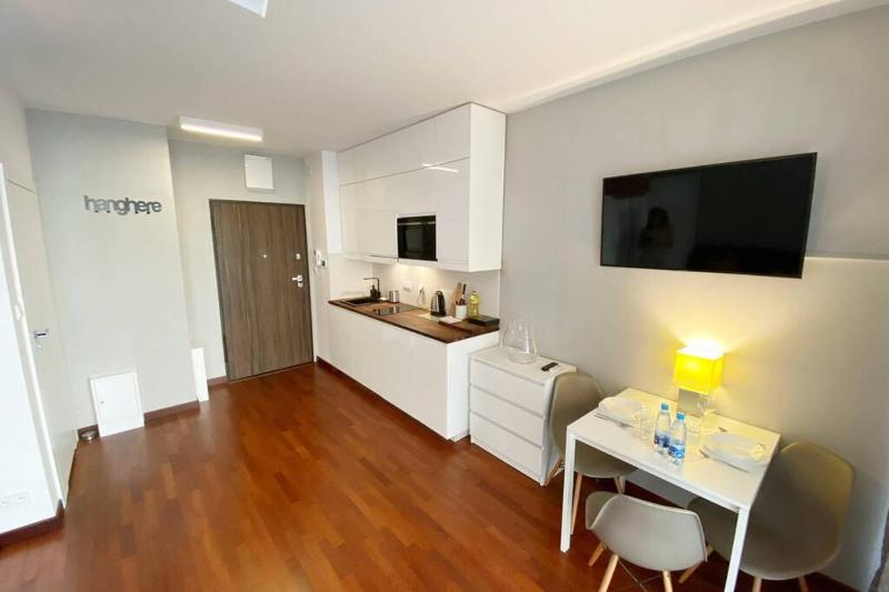! COZY SKYLINE Studio near City Center +NETFLIX ! — отель в Варшаве, Польша