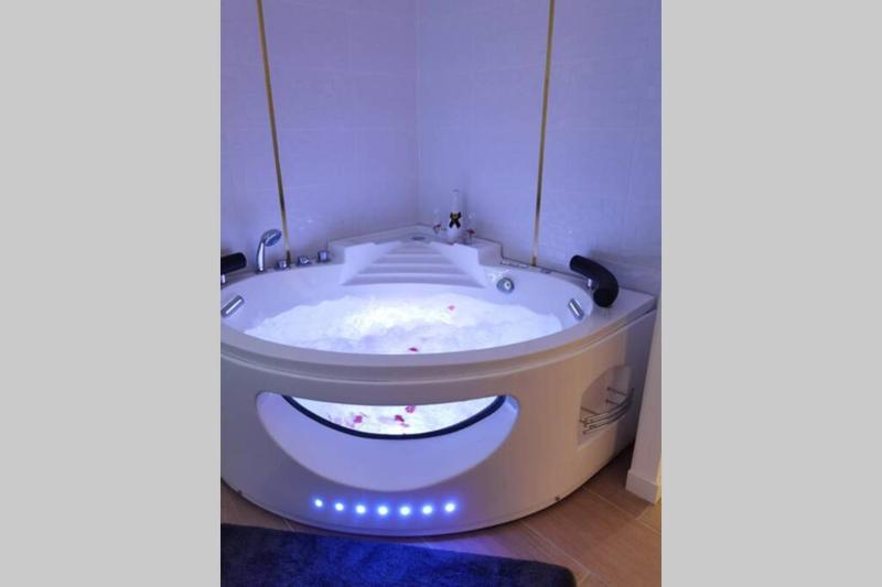 Nid d'amour baignoire/jacuzzi — отель с удобным расположением в Николь