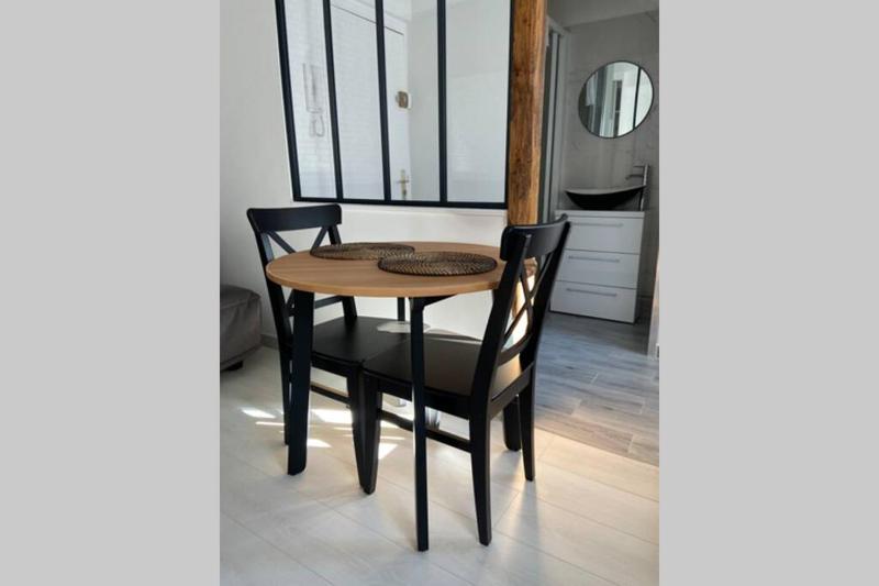 Цены на Studio cozy paris 9 eme / entierement equipe в Париже