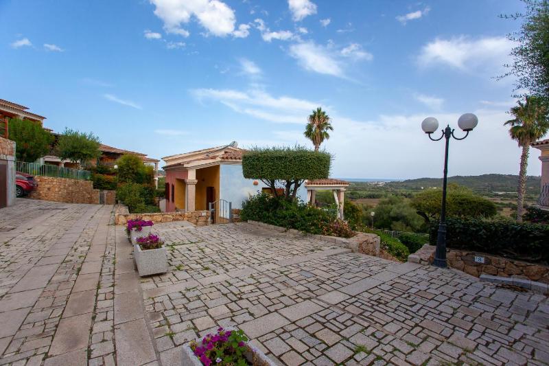 Sunrise a Budoni - Appartamento con Piscina e Mare