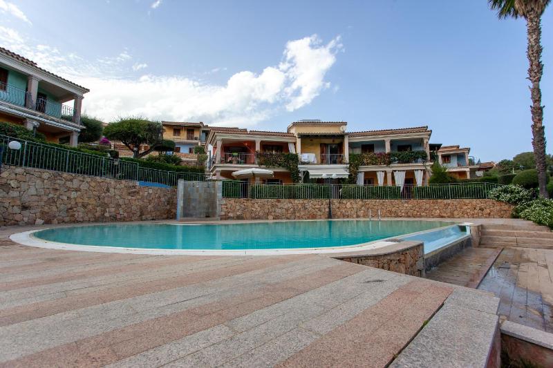 Sunrise a Budoni - Appartamento con Piscina e Mare