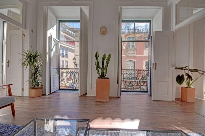 Unique Sao Bento apartment Ideal for a group — комфортный отель в Лиссабоне